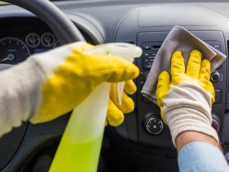 Mikrofiber krpo za čiščenje avtomobila uporabimo, da odstranimo umazanijo. 